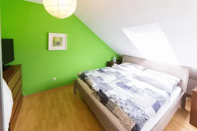 Relaxation in the vineyards - Ferienwohnung Isinger Hôtels à proximité de : Siegfried's Mechanisches Musikkabinett