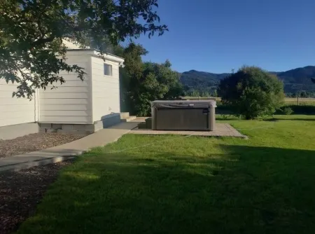 Authentic pioneer 2 bedroom ranch farmhouse in beautiful Teton Valley Idaho. Отели в г. Виктор