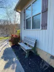 Lakefront Cabin in quiet cove. No steps to private boat slip. Pet friendly.