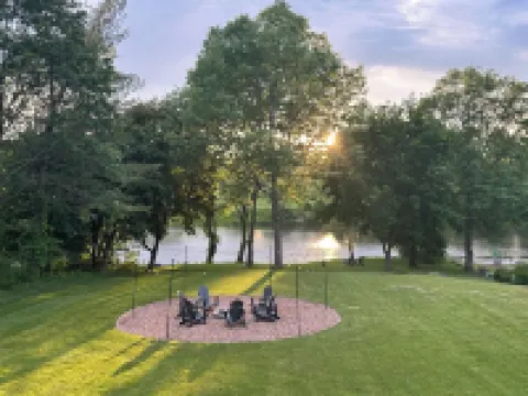 Create Memories at our Modern Waterfront 1 BR Apartment: Hike, Sip Wine, Relax! Hotels in Shawangunk