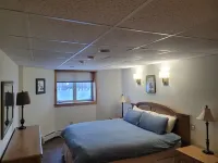 Ski in/Ski out 2 Bedroom Directly on Grammy Jay Run