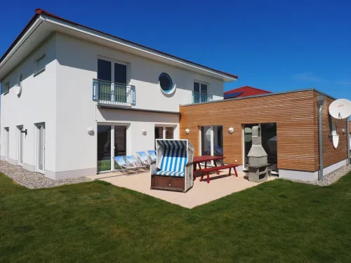 4 Bedroom Private Vacation Home in Hohen Wieschendorf Hotels in Hohenkirchen