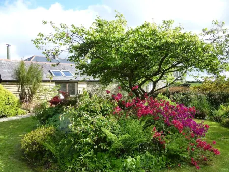 Set in gorgeous gardens & quiet countryside close to Mousehole and the sea Отели в г. Пол
