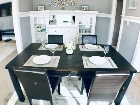 CAL King Bed/Sleeps 4/Furnished Private APT/In-Unit Washer Dryer/Smart 55" HDTV