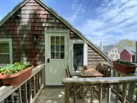 Modern 1 bed/Studio - Steps from the Center of Town