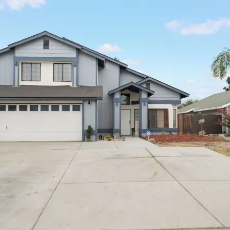 Spacious 4-Bd 2.5BTH Corporate Housing Near Hwy 99 with Plenty of Parking