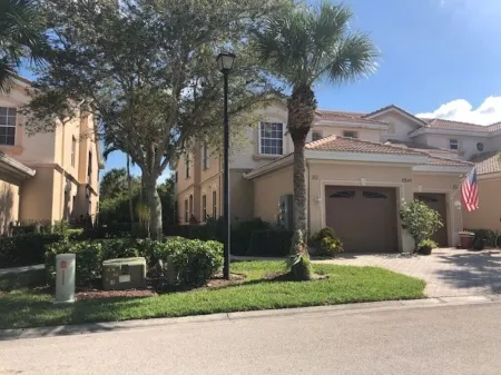 Enjoy Glen Eagle Golf and Country Club 5 min to beaches and downtown Naples