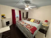 Hackberry House Downtown Bandera, TX Hotels in Bandera