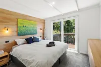 Luxury Lake House on Lake Eildon and only 35km from Mt Buller for skiers.