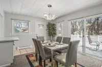 Comfy Homestay- Large Deck & Backyard - near St Paul Hotéis em Little Canada