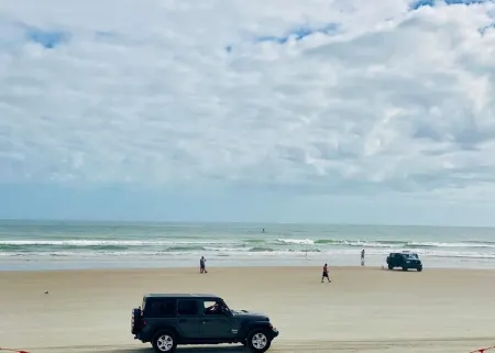 OCEAN FRONT JUST RENOVATED CLEAN PRIVATE CONDO POOLS ARE OPEN. Отели рядом с достопримечательностью «Loggerhead Marina»