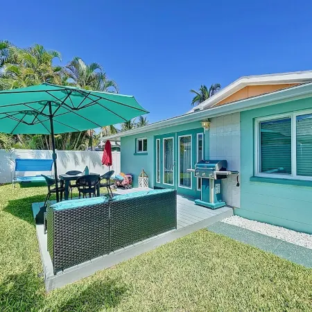 Newly renovated  Cozy Beach Cottage A1/2 of a duplex, 3min walk to beach