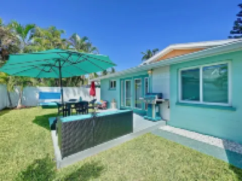 Newly renovated  Cozy Beach Cottage A1/2 of a duplex, 3min walk to beach