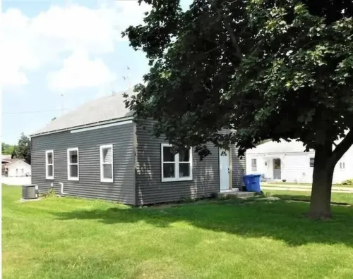 Sleeps 6. Pets welcome. Wi-Fi. 3 bedroom house