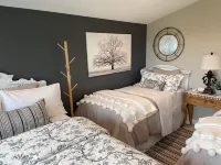 Cliffside haven to take your breath away! Hotels in Holladay