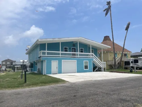 Captains Quarter/ canal front, private pool, dock for two boats.