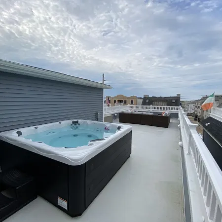 Luxury Multi Floor Single Family with Roof Deck & Hot Tub 4/5 Bedrooms 3.5 Baths
