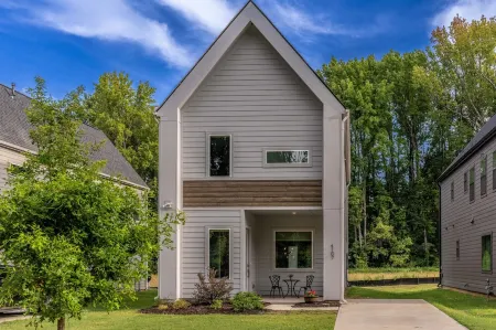 British Pub-Inspired Home Отели рядом с достопримечательностью «Университет Северная Каролина в Шарлотт»