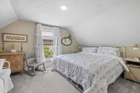 NEW Updated Farmhouse in Custer - 2 Blocks from Main Street!
