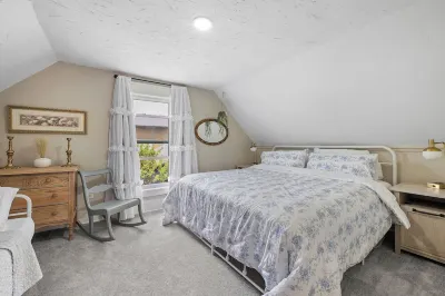 NEW Updated Farmhouse in Custer - 2 Blocks from Main Street! Hotels near Buffalo Ridge Camp Resort