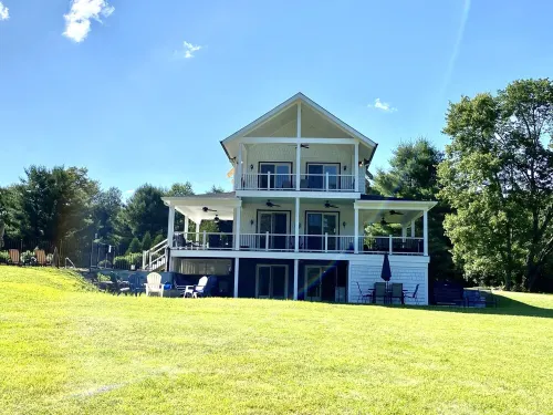 “The Oasis” <br>Beautiful private home with In-ground pool and sauna.<br> Hotels in White Lake