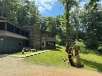 Charming & Historical 3-bedroom cabin in marvelous Franklin with AC, fast WiFi Hotels near Trailhead for Yellow Mountain Trail