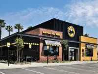 *NEW CONSTRUCTION* Sun Splashed 2b King bed w/pool by LAX, beaches, Disneyland. Hotels in Carson