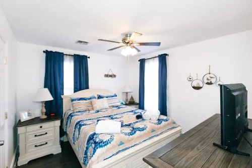 3-BR house walk to beach, shopping, bars, NYC train. 6-beach passes & 4-bikes.