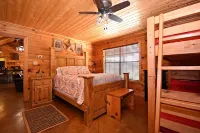 Rustic lodge retreat minutes from the Frio!