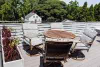 Private Rooftop Deck & Apartment with Water Views. Close to the Train to Salem!