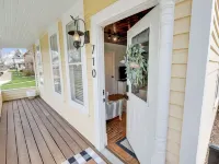 Adorable Little Yellow House, Prime Location! Downtown Pella, IA Hotels in Pella