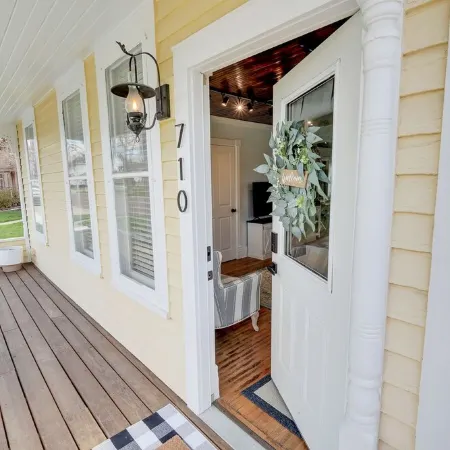 Adorable Little Yellow House, Prime Location! Downtown Pella, IA
