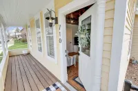 Adorable Little Yellow House, Prime Location! Downtown Pella, IA Hotels in Pella