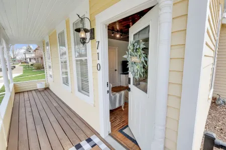 Adorable Little Yellow House, Prime Location! Downtown Pella, IA Отели рядом с достопримечательностью «Колледж Сентрал»