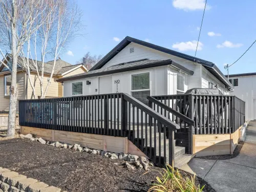 Modern craftsman home close to all Garibaldi has to offer. Dog Friendly!