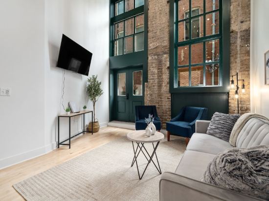 Stylish DT Apartment Loft l Rooftop+Parking+Gym! Sleeps 4