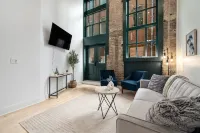Stylish DT Apartment Loft l Rooftop+Parking+Gym! Sleeps 4