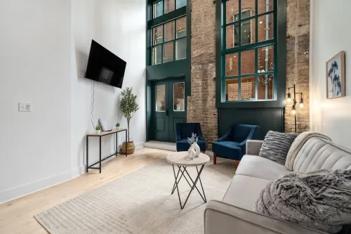 Stylish DT Apartment Loft l Rooftop+Parking+Gym! Sleeps 4