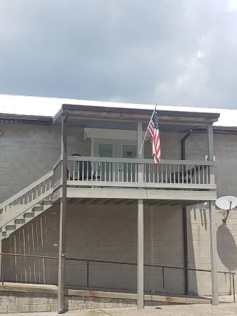 Downtown Tell City Upstairs Rental 2 Bed 2 Bath Wifi 30 minutes to Holiday World