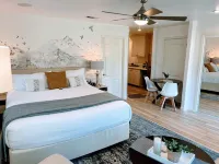 River Retreat Luxury King Studio with Jacuzzi bath, Kitchen, near river.