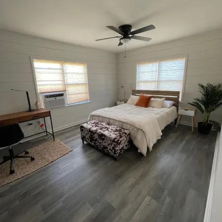 Pet friendly 2/1 home - 1 block to downtown Shiner
