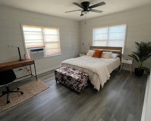 Pet friendly 2/1 home - 1 block to downtown Shiner Hotels in Lavaca County