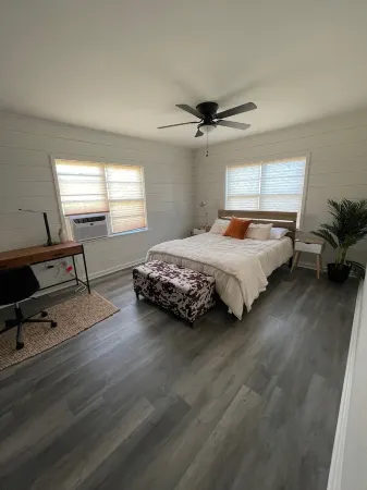 Pet friendly 2/1 home - 1 block to downtown Shiner