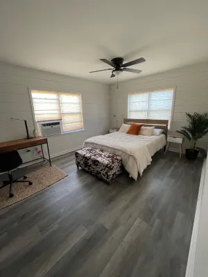 Pet friendly 2/1 home - 1 block to downtown Shiner