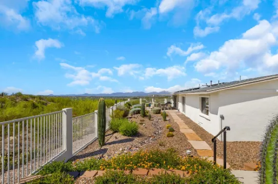 Incredible VIEWS, pool, spa, ping pong table, by GOLF course, bike and walk path