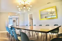 The Sputnik • Sleeps 20 • Pool • 10 minutes to Beaches • Family-Friendly