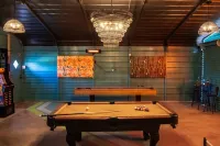 16 mi to White Sands. Pool, Game Room, King Beds