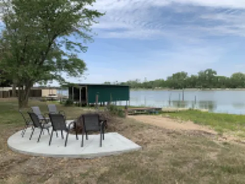 Best CWS spot around! Great for groups-family. Closest location and on  A LAKE! Hoteles en Carter Lake