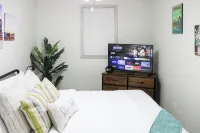 Cozy Riverside Apt. Min to Downtown Louisville.  King Bed, Coffee Bar!