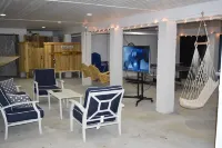 Come enjoy some laid-back beach vibes. Walk to the beach, shops, restaurants.